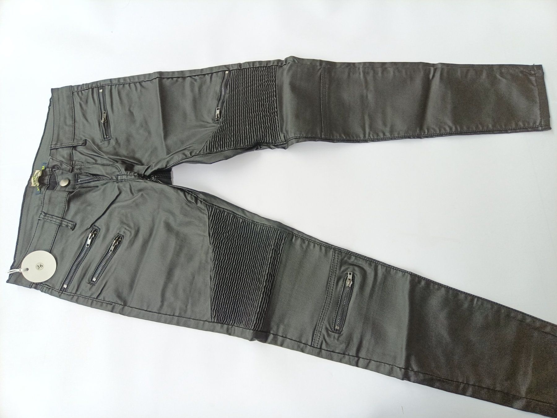 Pantaloni: Stylische Hosen mit Reissverschlüssen – Nuovo e nell'imballaggio originale da Wängi venduto da Ladys_First