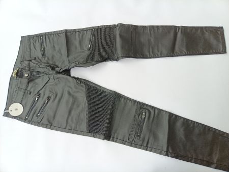 Stylische Hosen mit Reissverschlüssen