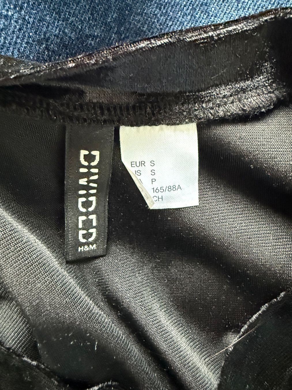H&M Top: Schwarzes Samt-Top von H&M – Nuovo (secondo la descrizione) da Altendorf venduto da Ga04 3