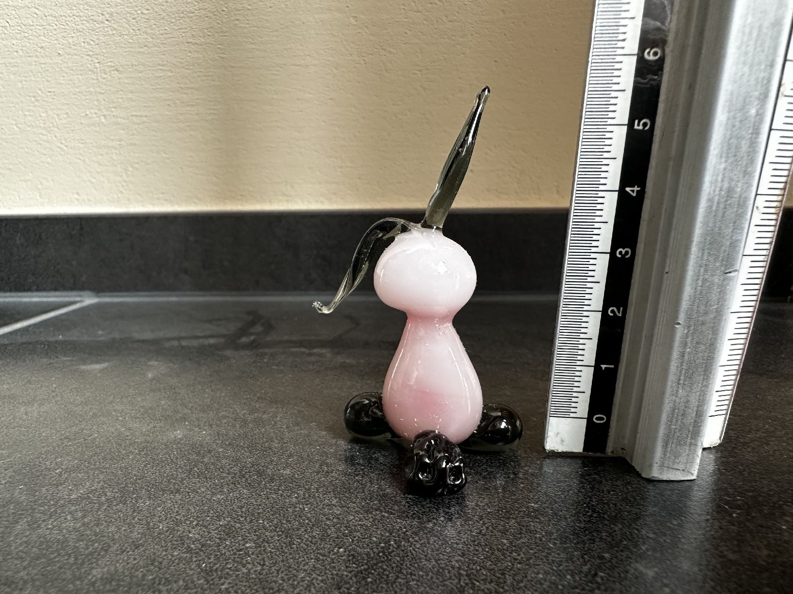 Statuette: Dekorative Glas-Hasenfigur, rosa, neuwertig, Ostern! – Nuovo (secondo la descrizione) da Kesswil venduto da mie_g89p 1