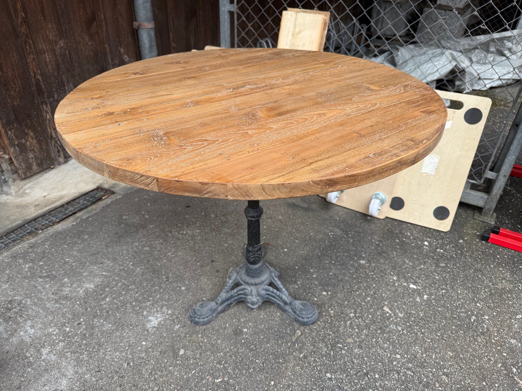 Tische: Rustikaler Bistrotisch, Holztisch, rund, Durchmesser 90 cm – Gebraucht aus Koblenz von Rbaldinger54