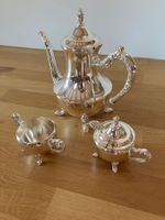 Versilberte Teekanne mit Zuckerdose und Milchkännchen
