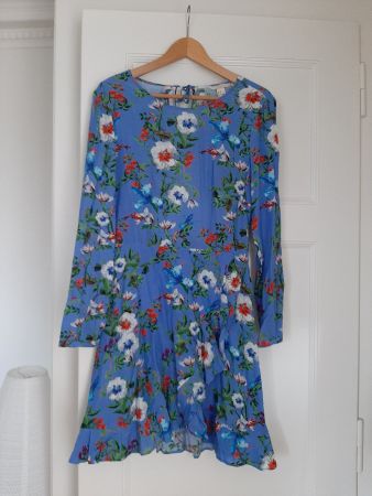 Robe d'été bleue à fleurs