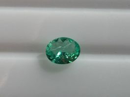 SMARAGD bläulich/ grün  oval  0.17cts  Ural / Sibirien