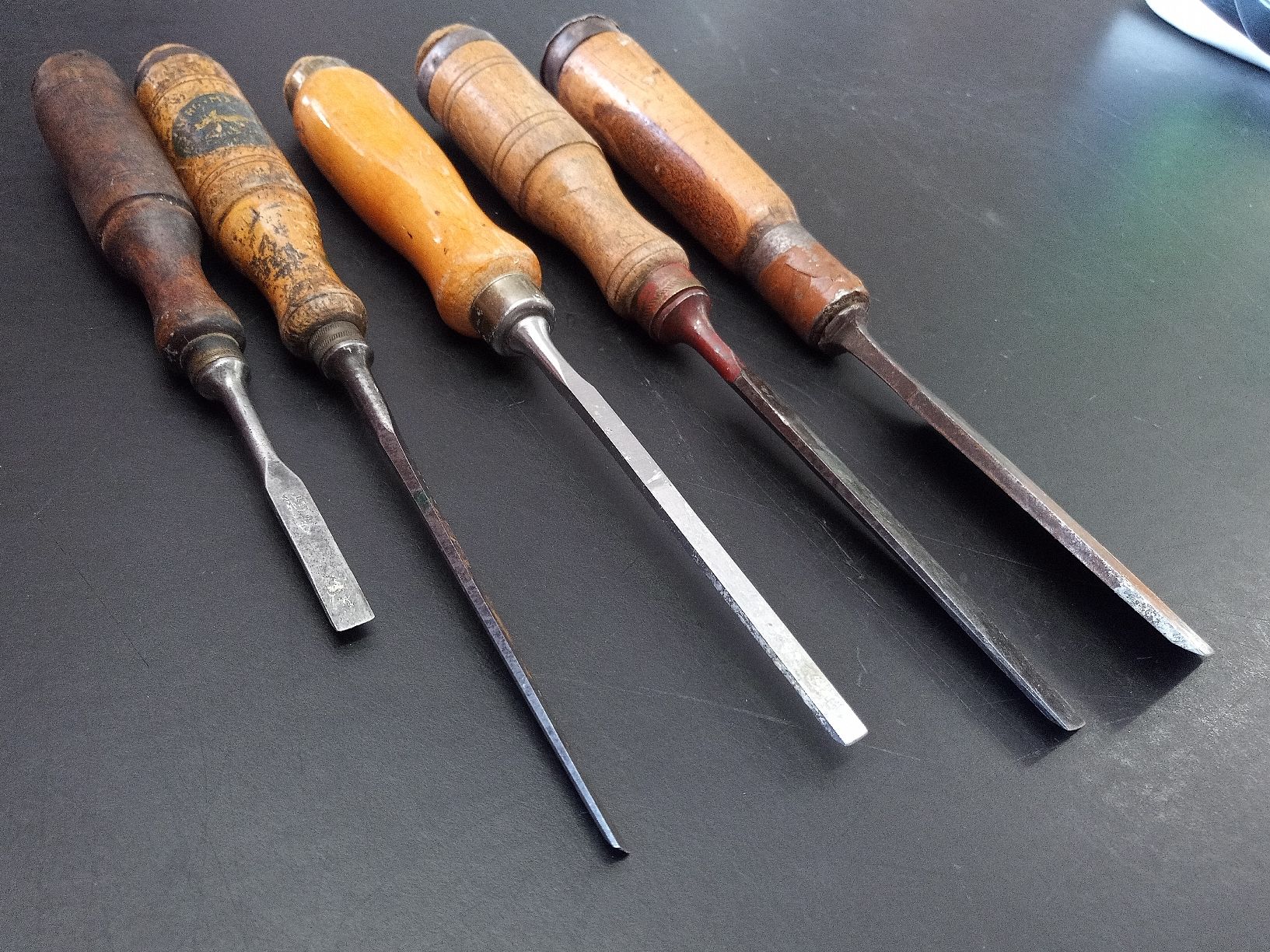 Alle Werkzeuge: 5 antike Stecheisen Stechbeitel mit Holzgriff – Gebraucht aus Reiden von Zofi-Brocki 1