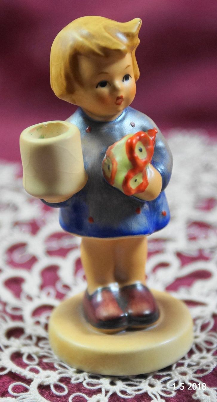 Hummel Statuette: Hummel Goebel Mädchen mit Blumen 1972-78 – Usato da Basel venduto da The_Onliners