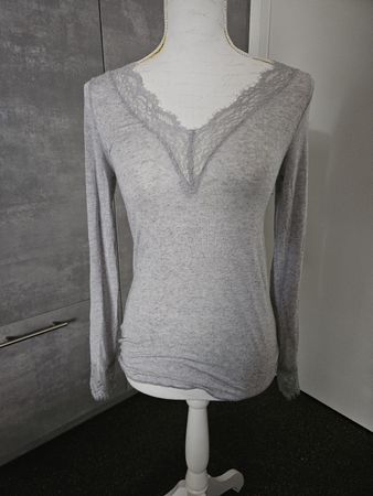 Damen Langarmshirt grau mit Spitze Grösse M intimissimi