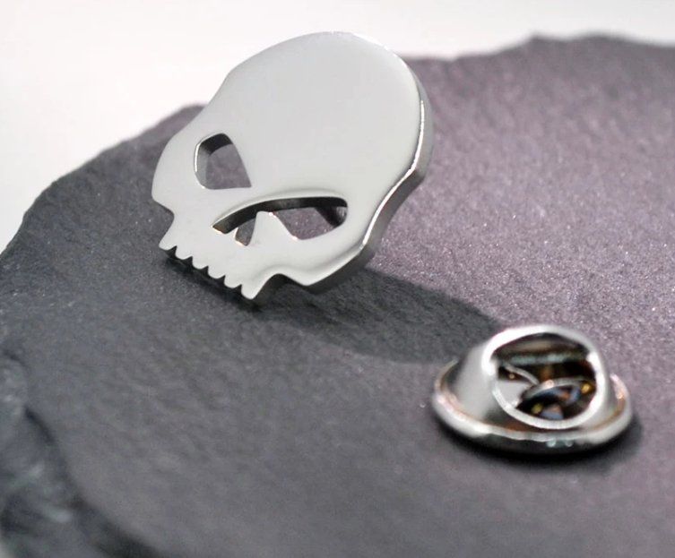 Harley-Davidson Spille & Fermagli: Pin's Harley Davidson tête de mort argentée J060 – Nuovo e nell'imballaggio originale da Allens venduto da MADE.IN.ROCK.N.ROLL