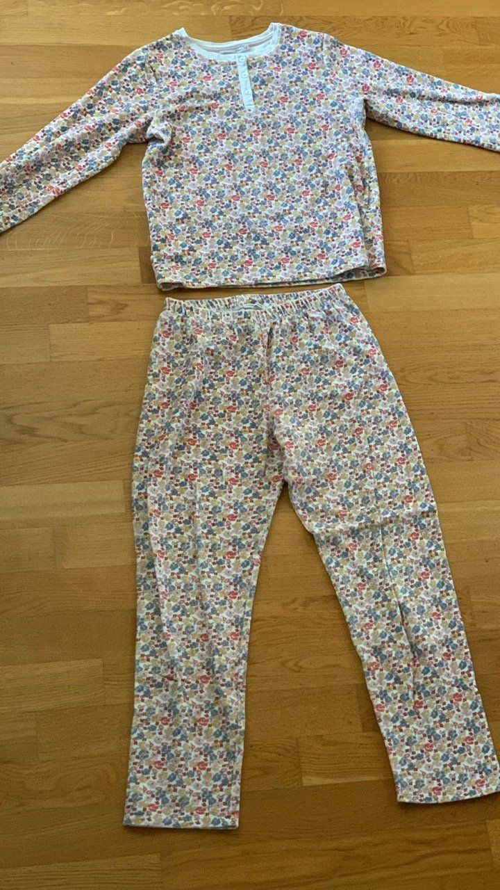 Pyjamas & Ähnliches: Wunderschöner, kuscheliger  Pyjama Gr. 152 – Gebraucht aus Geneve von mar_8dyp