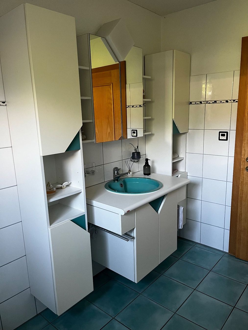 Mobili per bagno: Badezimmermöbel mit Waschtisch Weiss/Türkis – Usato da Eichberg venduto da Bomo1