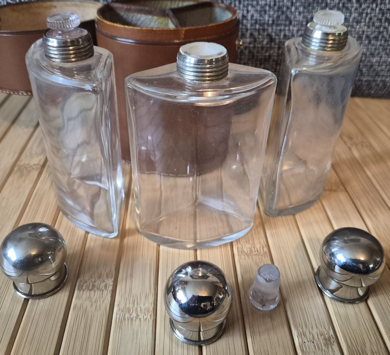 Flaconi: 3 Parfumflacons in runder Lederbox – Usato da Basel venduto da Kurioses 2