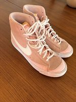 Baskets montantes Nike rose.