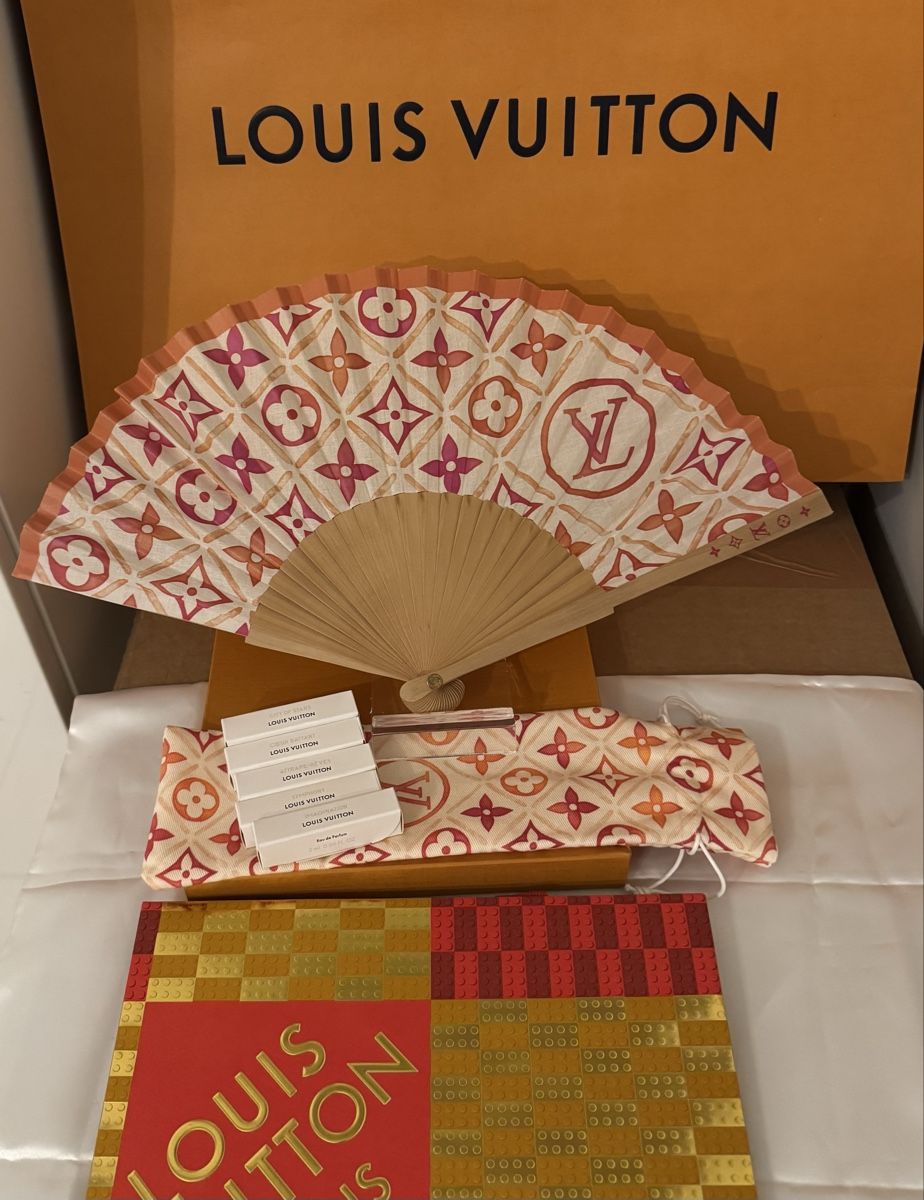 Louis Vuitton Profumi & Eau de Toilette: Louis Vuitton Fächer & Parfümchen – Nuovo (secondo la descrizione) da Bern venduto da Blueangel6