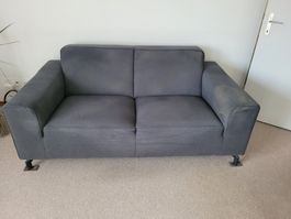 2-er Sofa mit Gebrauchsspuren