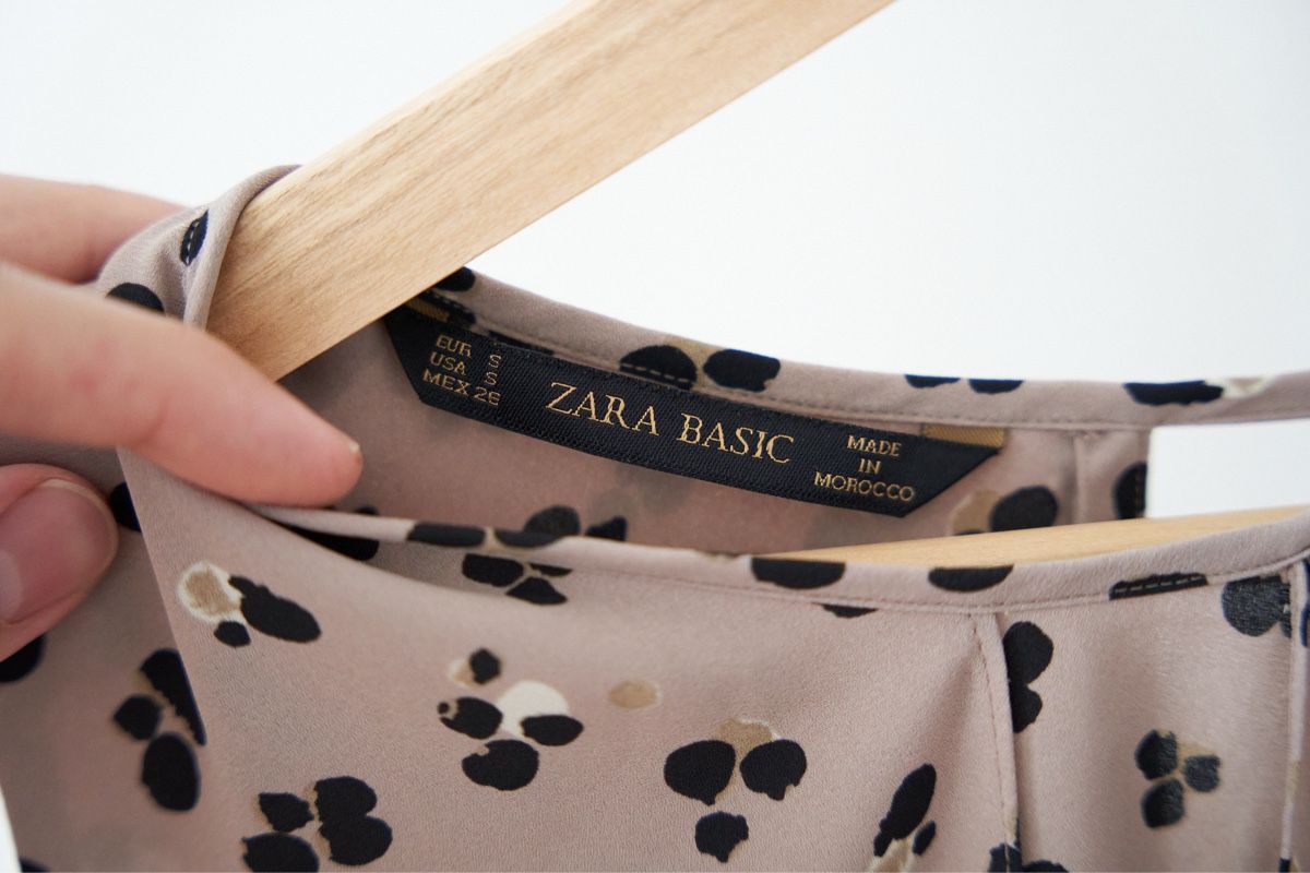 Zara Blusen: Damen Bluse Zara Basic Grösse S Muster beige neuwertig – Neu (gemäss Beschreibung) aus Olten von Sebbwen 1