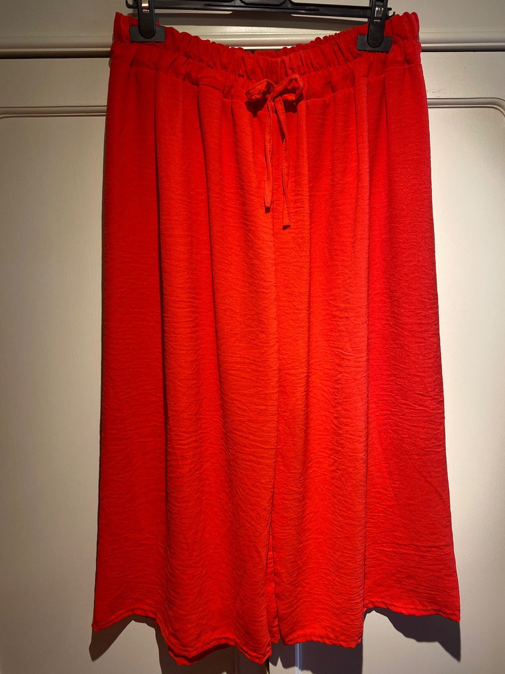 Pantalons: SOMMER KURZE HOSE DAMEN-ROT – Neuf avec emballage d'origine à Meienried par ManuelaBoutique 1