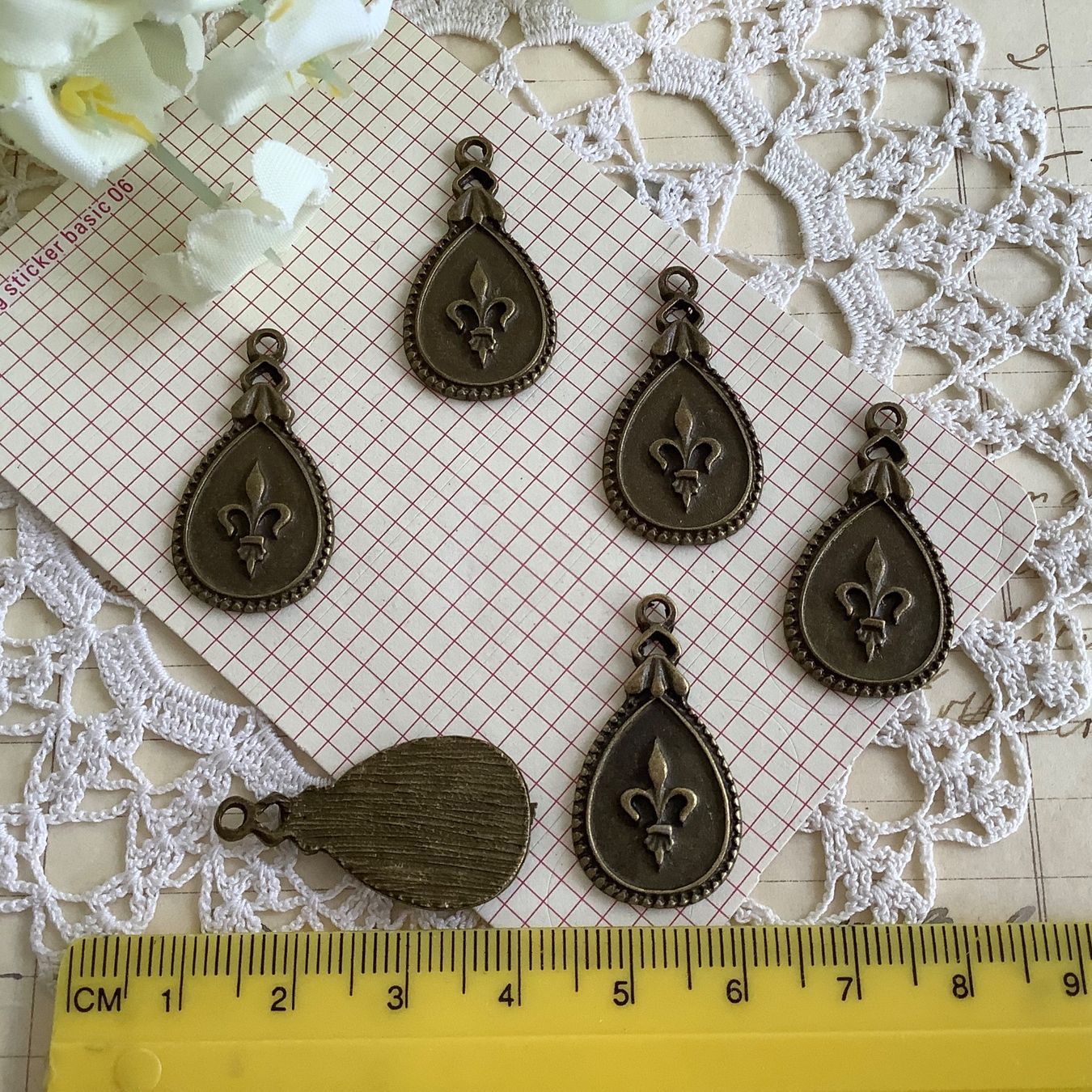 Ciondoli: 6 Anhanger Charm Fleur de Lyss Metall Pendentif – Nuovo (secondo la descrizione) da Meyrin venduto da laservette99 1