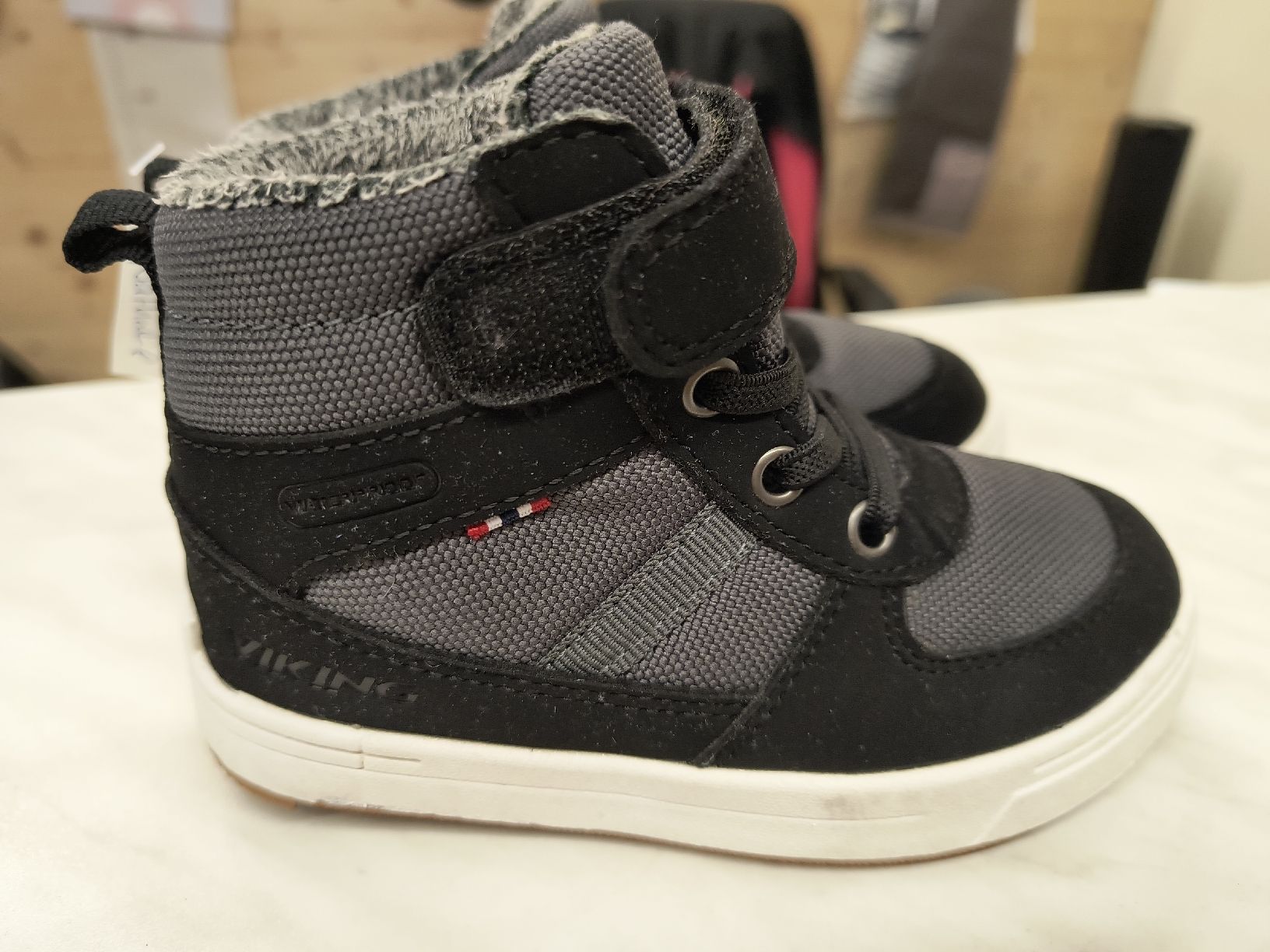 Viking Scarpe per ragazzi: Turnschuhe schwarz Gr. 24 Viking – Usato da Schöfflisdorf venduto da kin_2dp9 1