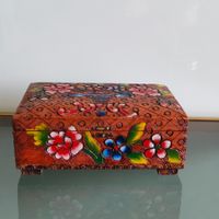 Mit Blumen verzierte Vintage-Holzkiste, Schweizer Handarbeit