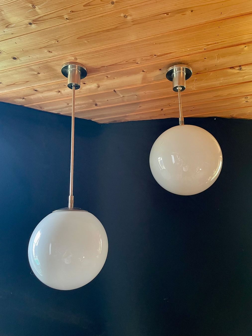 Lampadari & plafoniere: Ensemble de suspensions opaline, année 60 – Usato da Prez vers Siviriez venduto da Mistinguette