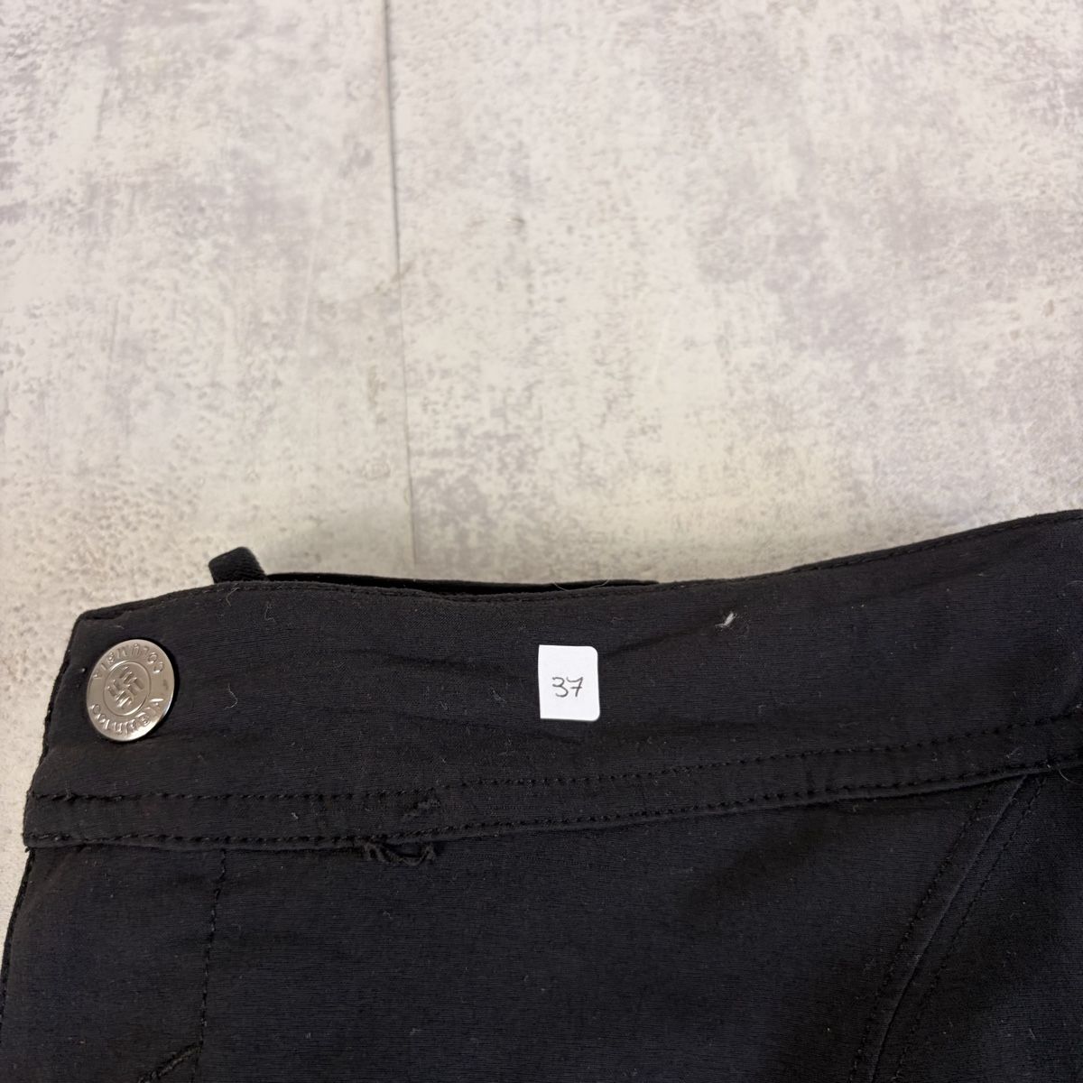 Columbia Gonne: Jupe short Columbia noire - Taille 34 – Usato da Neuchâtel venduto da aliceguins 8