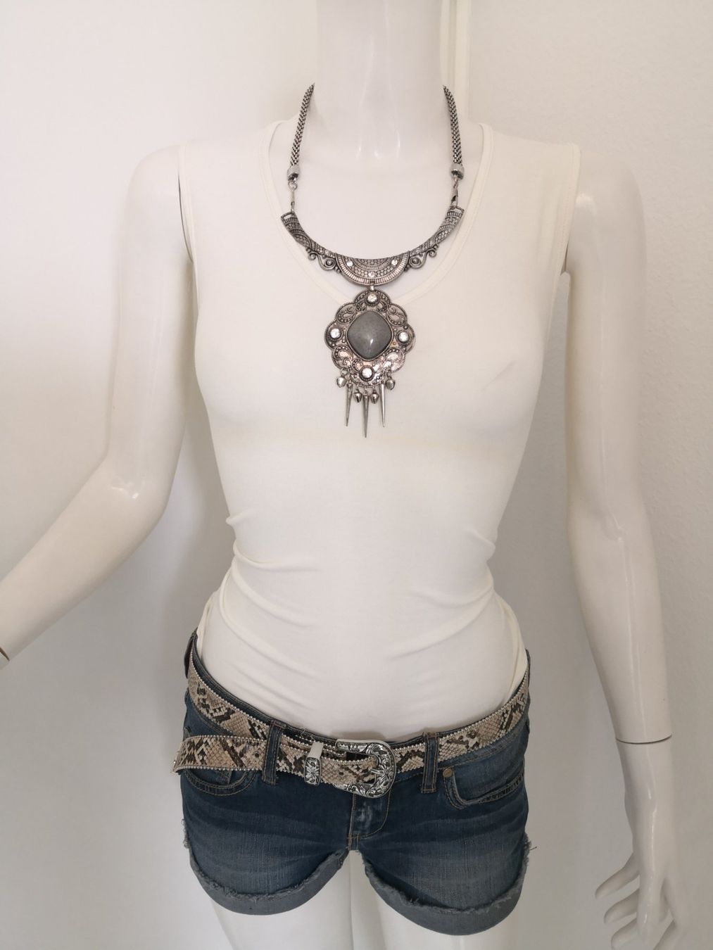 Mango Top: 🤩MANGO TOP ECRU MIT V-SCHNITT – Usato da Olten venduto da Naja-Twins-Twins 1