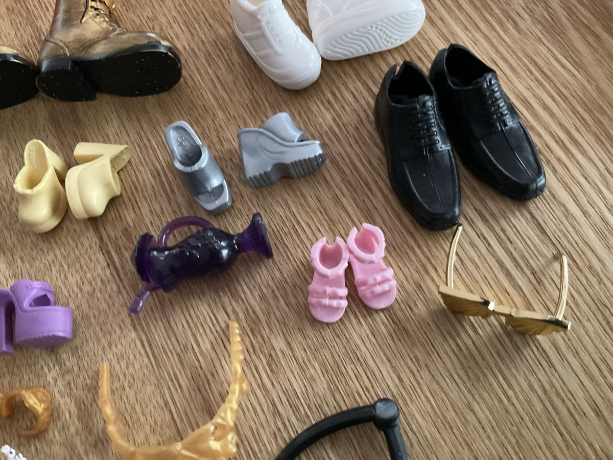 Bambole: 24 verschiedene Barbiesachen – Usato da Herbriggen venduto da Sehrazade 5