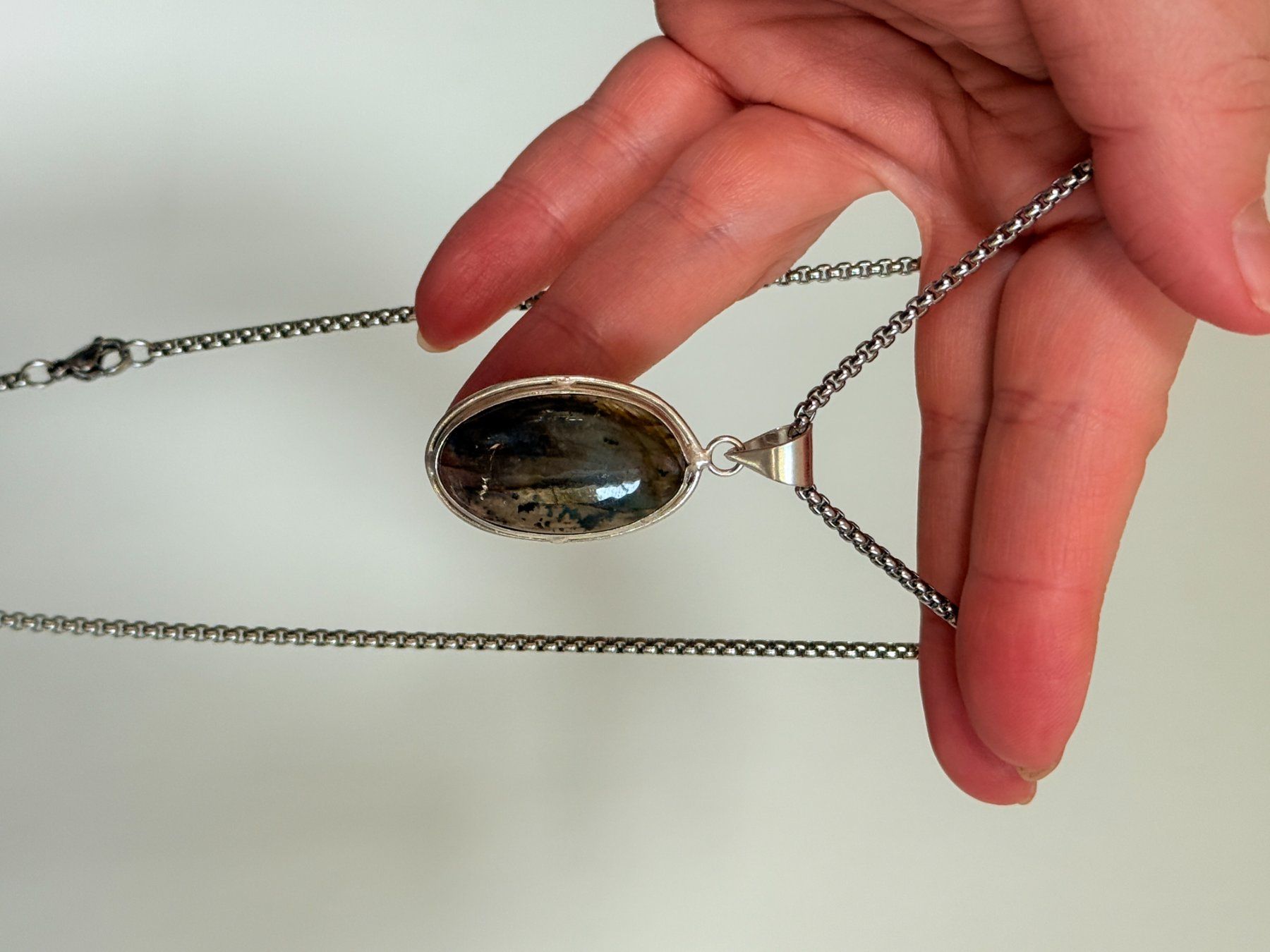 Catenine: Collier Labradorite Élégance discrète, neuf. – Nuovo e nell'imballaggio originale da Genève venduto da AGBERG 1