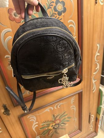 Rucksack Guess schwarz mit Muster guter Zustand