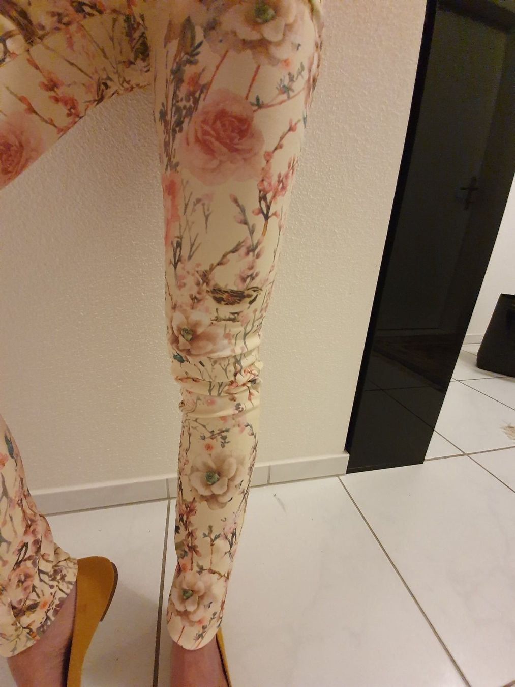 Jeans: Neue Blumenjeans Grösse XS/S – Neu und originalverpackt aus Beinwil (Freiamt) von LordS.09 1