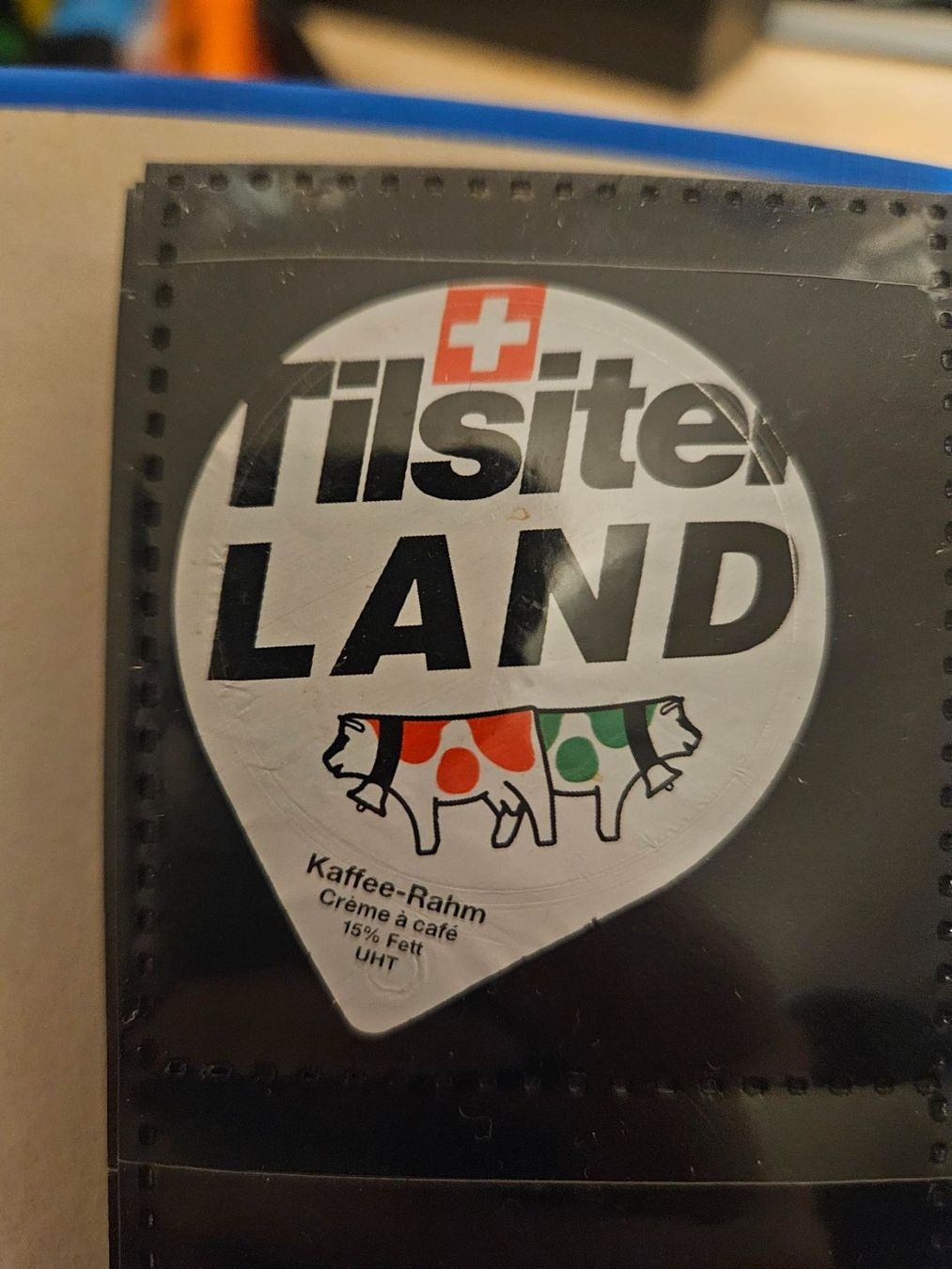 Coperchi dei cremini per caffè: Kaffeerahmdeckel 4 Stk. Tilsiter – Nuovo (secondo la descrizione) da Gommiswald venduto da Bullhead