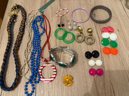 Modeschmuck Konvolut: Halsketten, Ohrringe, Armbänder