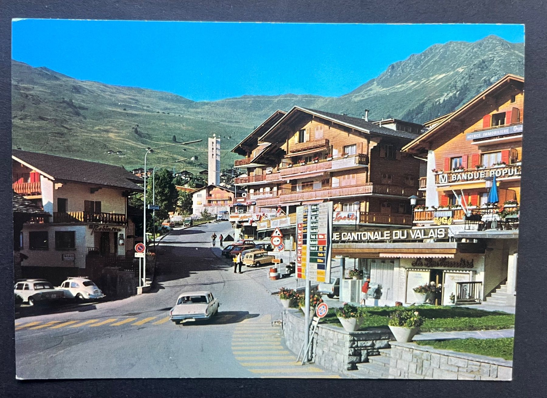 Cartoline postali: Verbier, Station, Banque Cantonal/ Oldtimer Auto – Usato da Ostermundigen venduto da DaxKarten-75