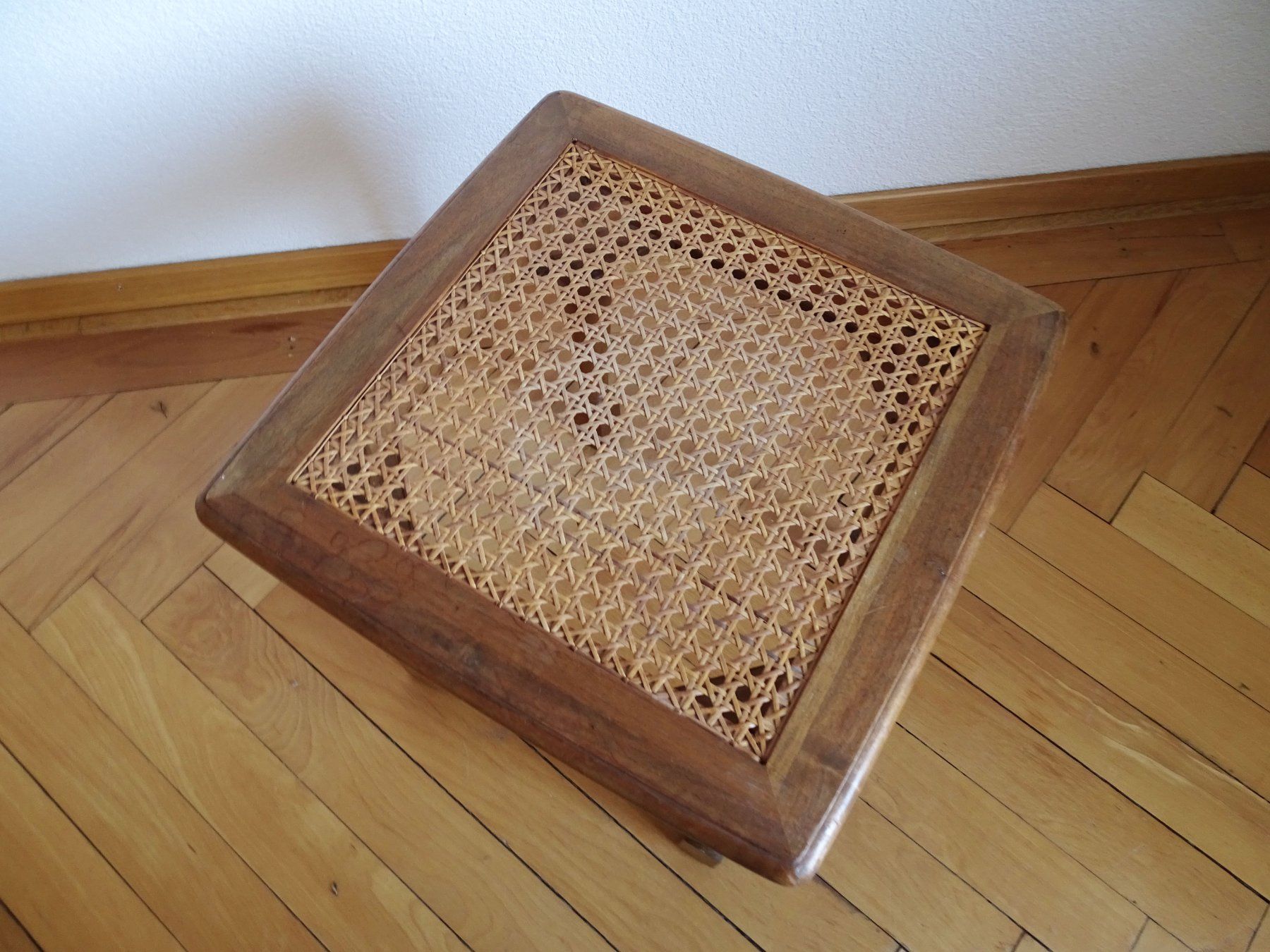 Sgabelli: Vintage Holz-Hocker mit Rattan-Geflecht – Usato da Solothurn venduto da hli_n69n 5