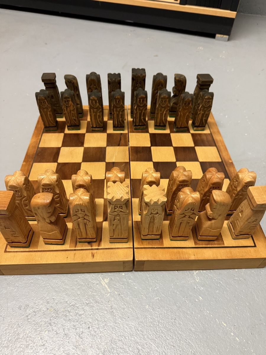 Spiele: Handgeschnitztes Schachspiel aus Holz - Einzigartiges Design – Gebraucht aus Brüttisellen von stanos 1