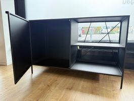 Sideboard/Kommode aus schwarzem Metall