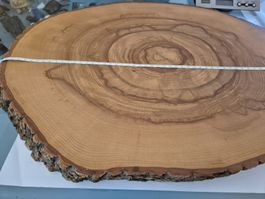 Baumscheibe Holz mit Rinde 55cm  Unikat Brett Schneidebrett