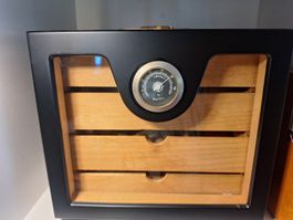 Humidor mit Zigarren und Zubehör