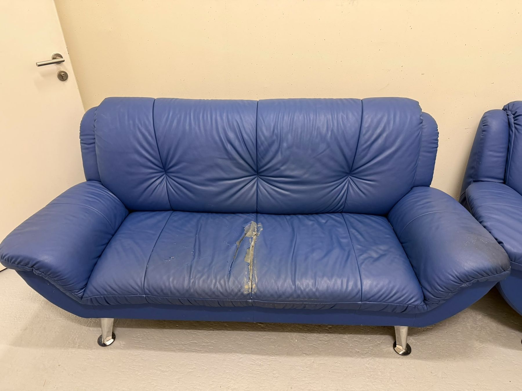 Pfister Sofas: Ensemble canapés cuir bleu 3 places usagés – D'occasion à le Mont-sur-Lausanne par Teodor.B