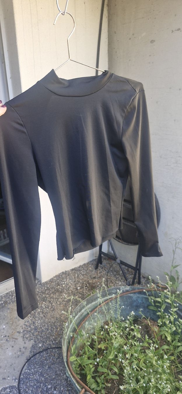 Tops: Schwarzes Langarmshirt mit offenem Ruecken, Gr. S – Gebraucht aus Wohlen b. Bern von lau_7vcp 1