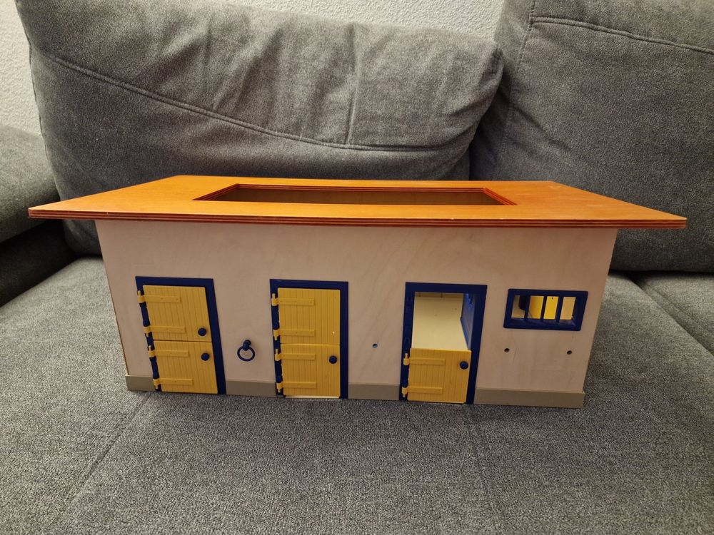  Alter Schleich Holz Pferdestall (Gebraucht) in Root für CHF 1 – mit Motiv 