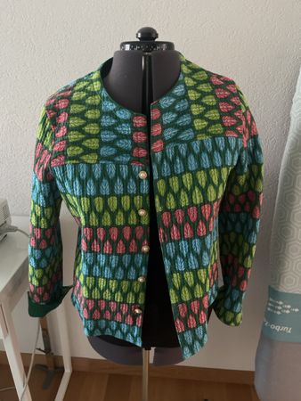 Frühlingshafte Jacke mit Blätter Muster Gr. M