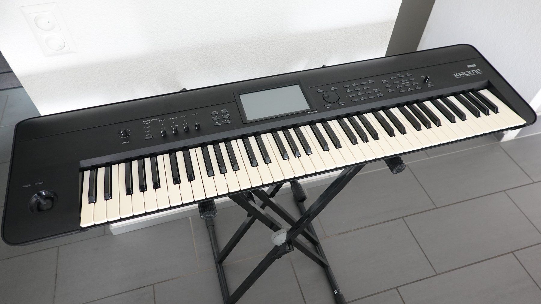 Strumenti musicali: Korg Krome 73 Synthesizer – Usato da Allschwil venduto da pea_lq87