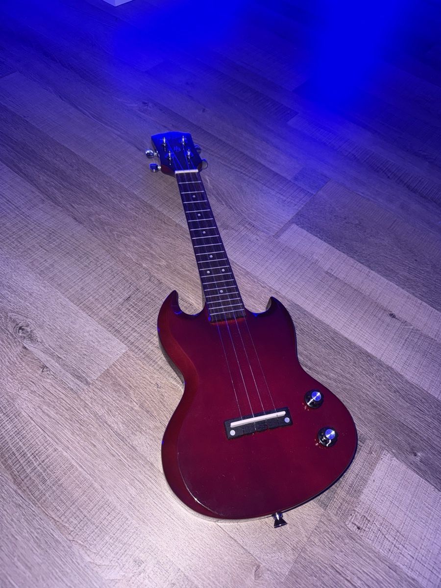 Harley Benton Strumenti musicali: Elektrische Harley Belton Ukulele + Stimmgerät – Nuovo (secondo la descrizione) da Rorschach venduto da man_kk2w
