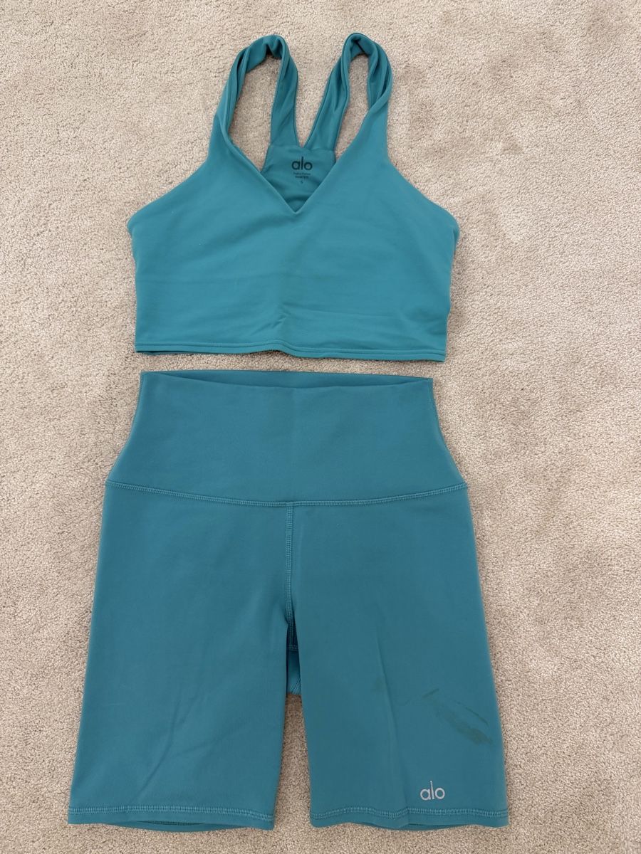 Lotti di vestiti: Alo Yoga sport set – Usato da Paradiso venduto da apf_mh9c