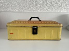 alter Brotkasten aus Metall
