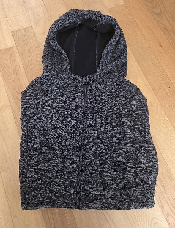 Pullover & Sweatshirts: Dunkelgrau-schwarzer Kapuzenpullover (Grösse S) – Gebraucht aus Herisau von lia17