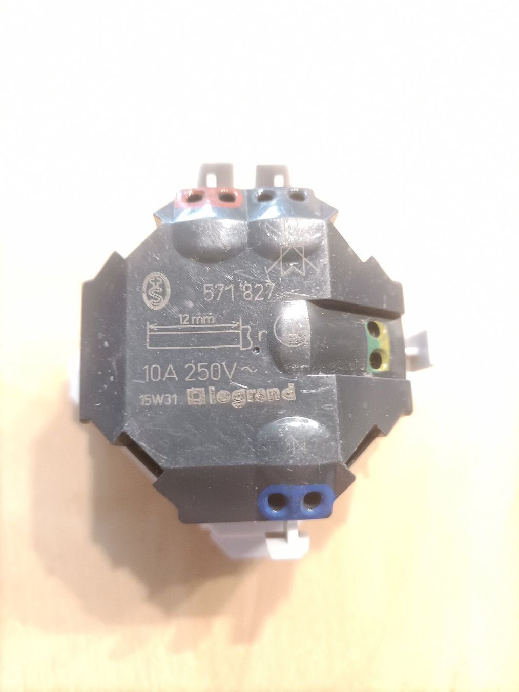 Legrand Spine: Steckdose Doppelt Legrand 571827, 10A 250V – Usato da Rudolfstetten venduto da Ivost 1