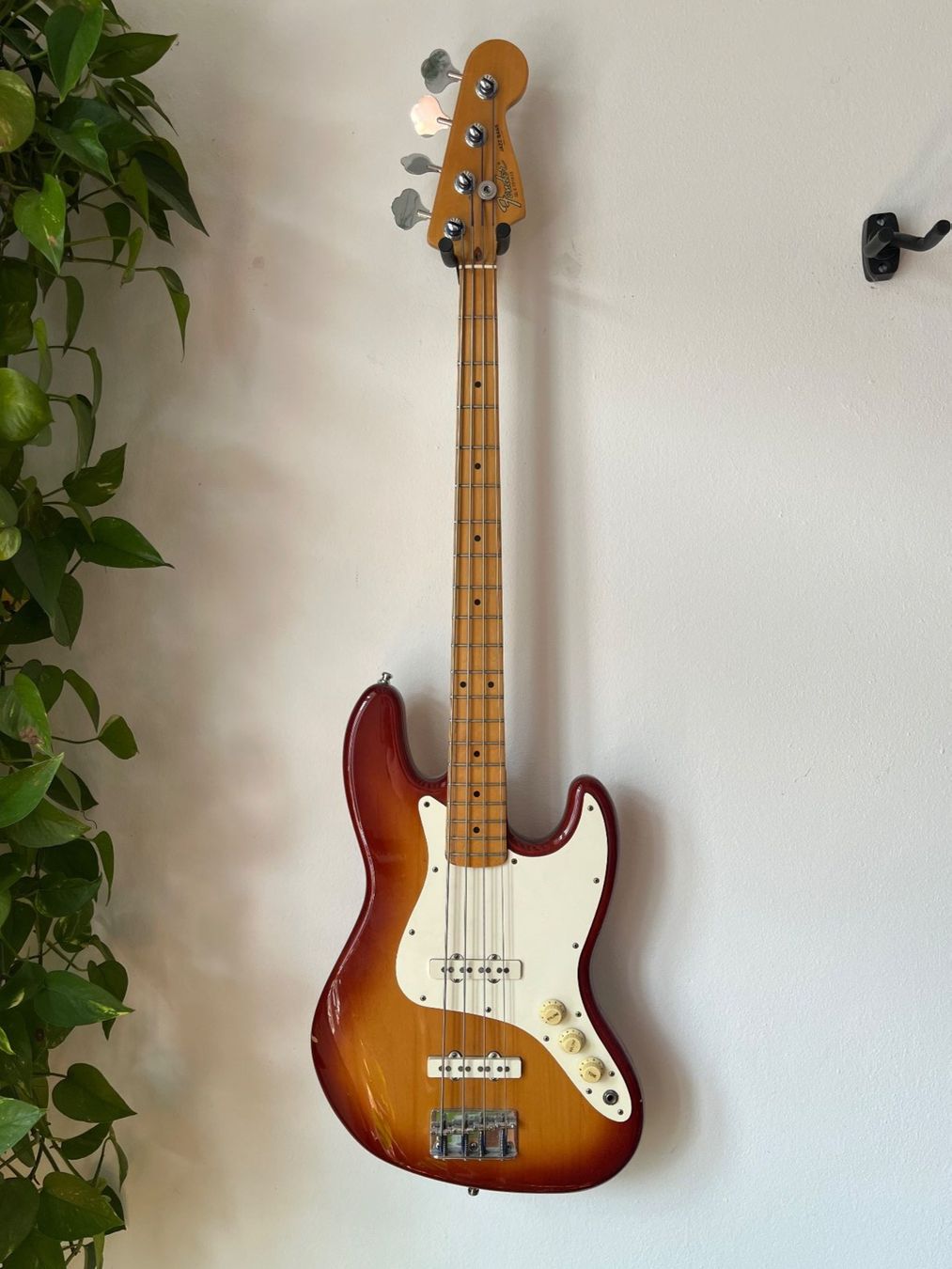 Fender Strumenti musicali: Fender '83 Jazz Bass USA – Usato da Castagnola venduto da rus_n7zd 1