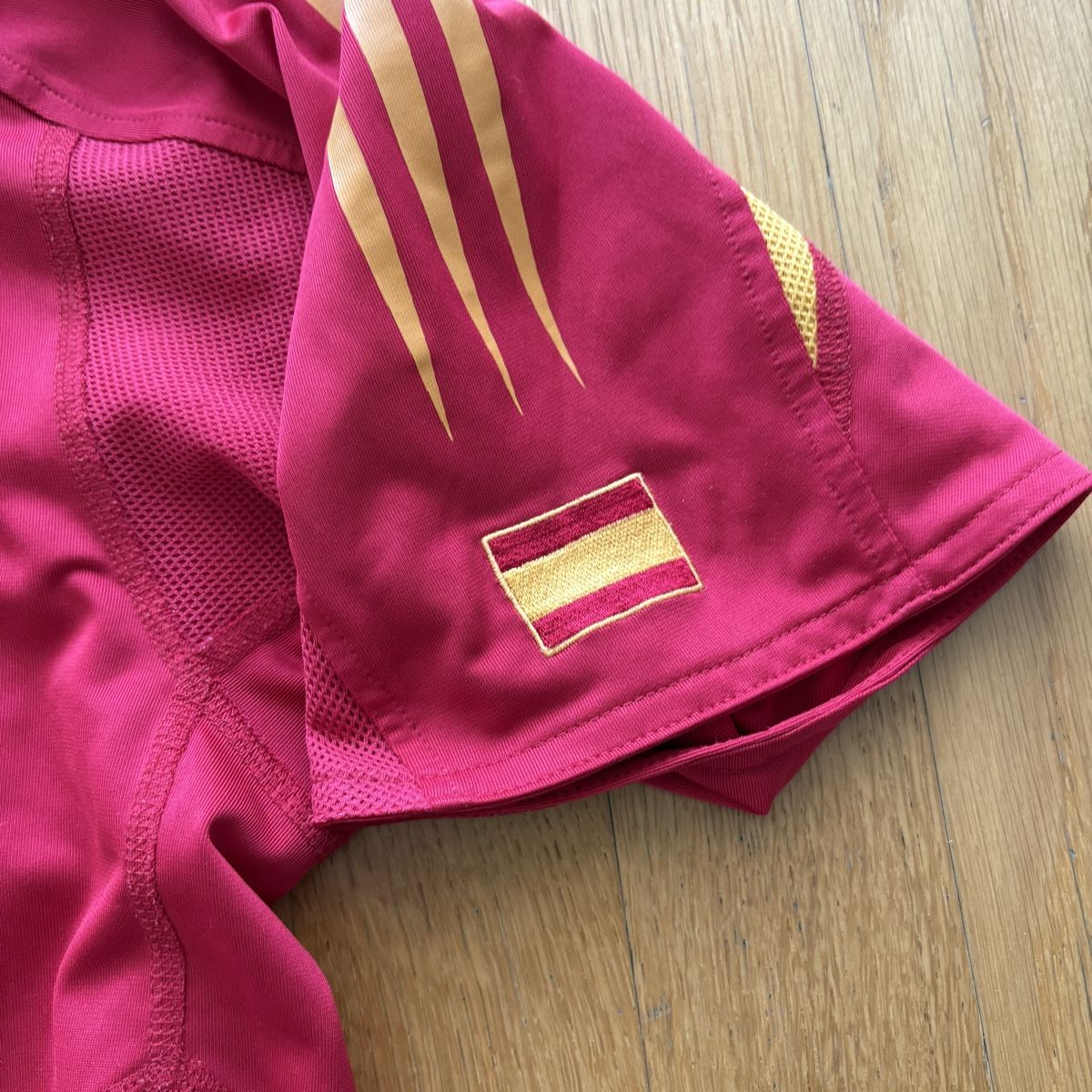 Adidas Leibchen & Hosen: Spanien Trikot Adidas 2004 – Gebraucht aus Winterthur von LaBodega 7